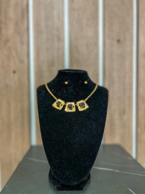 Collar Elegancia Dorada con Gemas