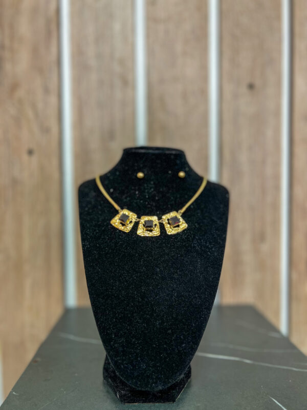 Collar Elegancia Dorada con Gemas
