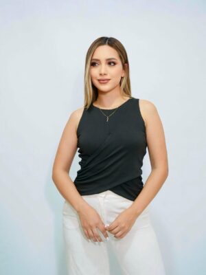 Blusa Elegante Cruzada: Minimalista Dark