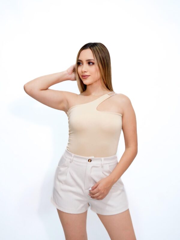 Top Asimétrico Beige: ¡Toque Chic!