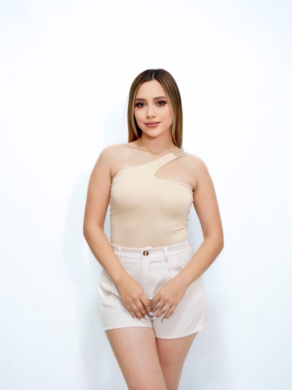 Top Asimétrico Beige: ¡Toque Chic!